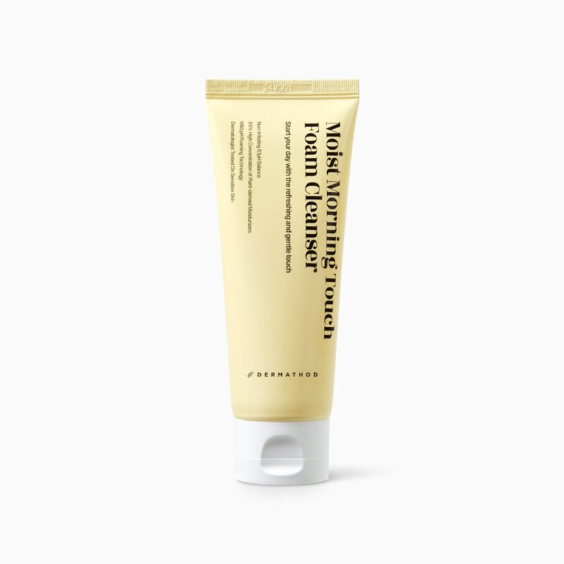 Gelbe Tube des DERMATHOD Moist Morning Touch Foam Cleanser vor hellem Hintergrund; minimalistische K-Beauty-Verpackung mit schwarzer Schrift.Der Moist Morning Touch Foam Cleanser von DERMATHOD befreit die Haut schon am Morgen gründlich von überschüssigem Talg, Schweiß und Staubpartikeln, ohne das natürliche Gleichgewicht zu stören. Die cremige Geltextur verwandelt sich beim Kontakt mit Wasser in einen zarten Mikroschaum, der porentief reinigt, während ausgewählte Feuchtmacher – Glycerin, Panthenol und Hyaluronsäure – sofort hydratisieren. Milde, kokosbasierte Tenside (SLS-frei) und beruhigende Pflanzenextrakte aus Centella Asiatica, Grüntee und Kamille machen den Cleanser auch für empfindliche Haut geeignet. Die Haut fühlt sich geschmeidig, klar und angenehm erfrischt an – die ideale Grundlage für Serum, Tagescreme & Sonnenschutz.