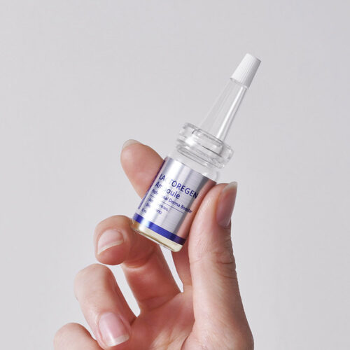 Dermathod Lactoregen Ampoule – hochkonzentriertes Serum für Hautregeneration und Anti-Aging, gehalten in der Hand