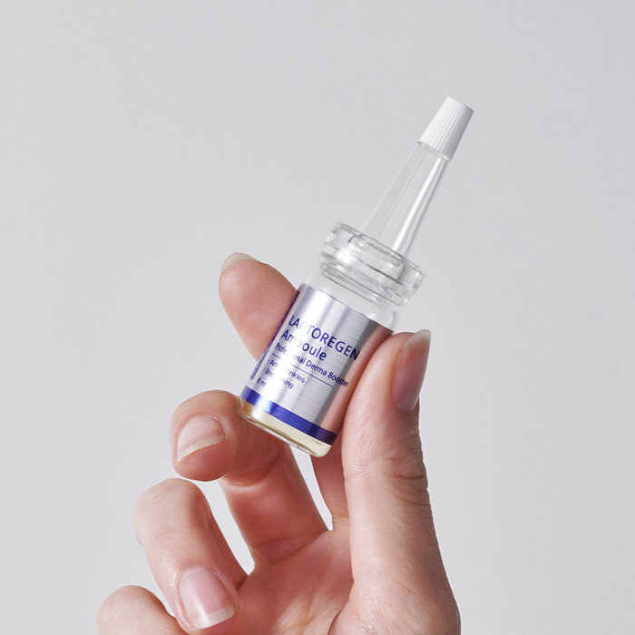 Dermathod Lactoregen Ampoule – hochkonzentriertes Serum für Hautregeneration und Anti-Aging, gehalten in der Hand