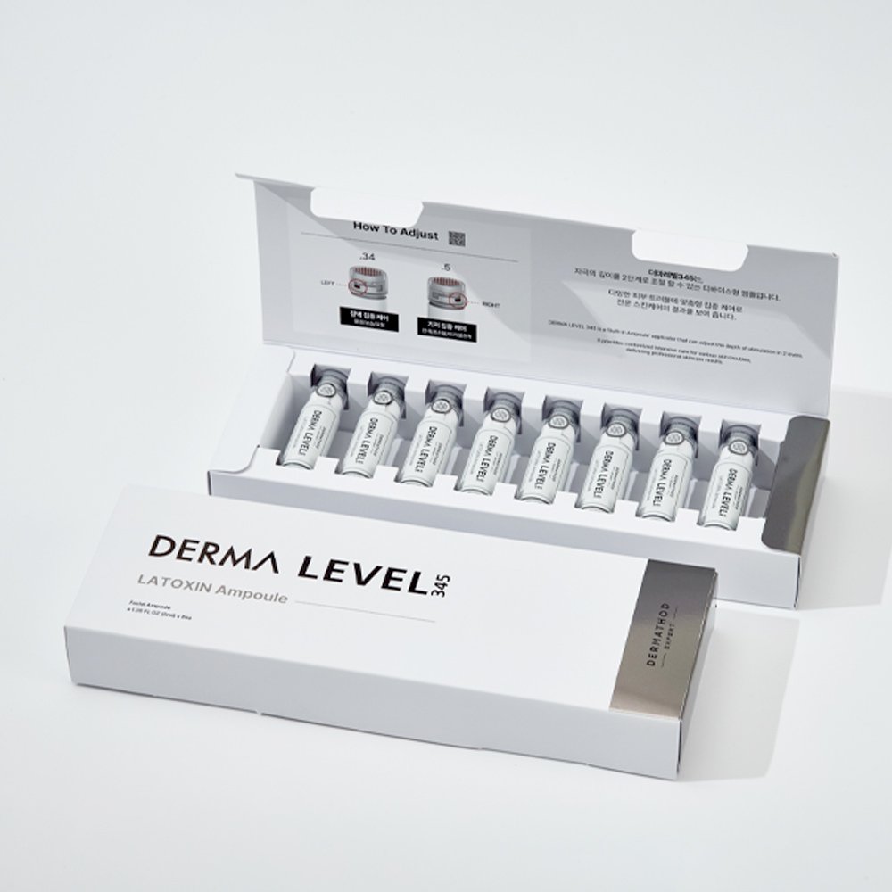 Durchsichtige Ampulle mit hochwertigem Spenderkopf, Produktname „DERMA LEVEL 345 LATOXIN Ampoule“ auf weißem Etikett.