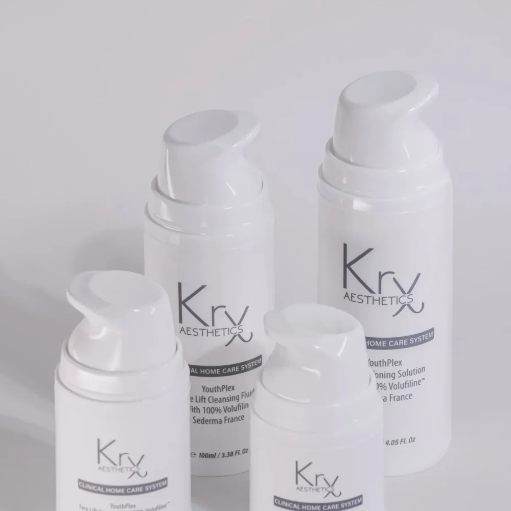 KrX Aesthetics YouthPlex Clinical Home Care System – vierteilige Anti-Aging-Pflegeserie mit weiß-goldenen Flaschen auf weißem Hintergrund