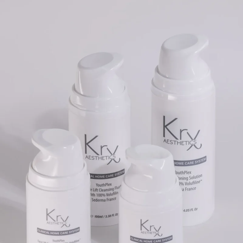 KrX Aesthetics YouthPlex Clinical Home Care System – vierteilige Anti-Aging-Pflegeserie mit weiß-goldenen Flaschen auf weißem Hintergrund