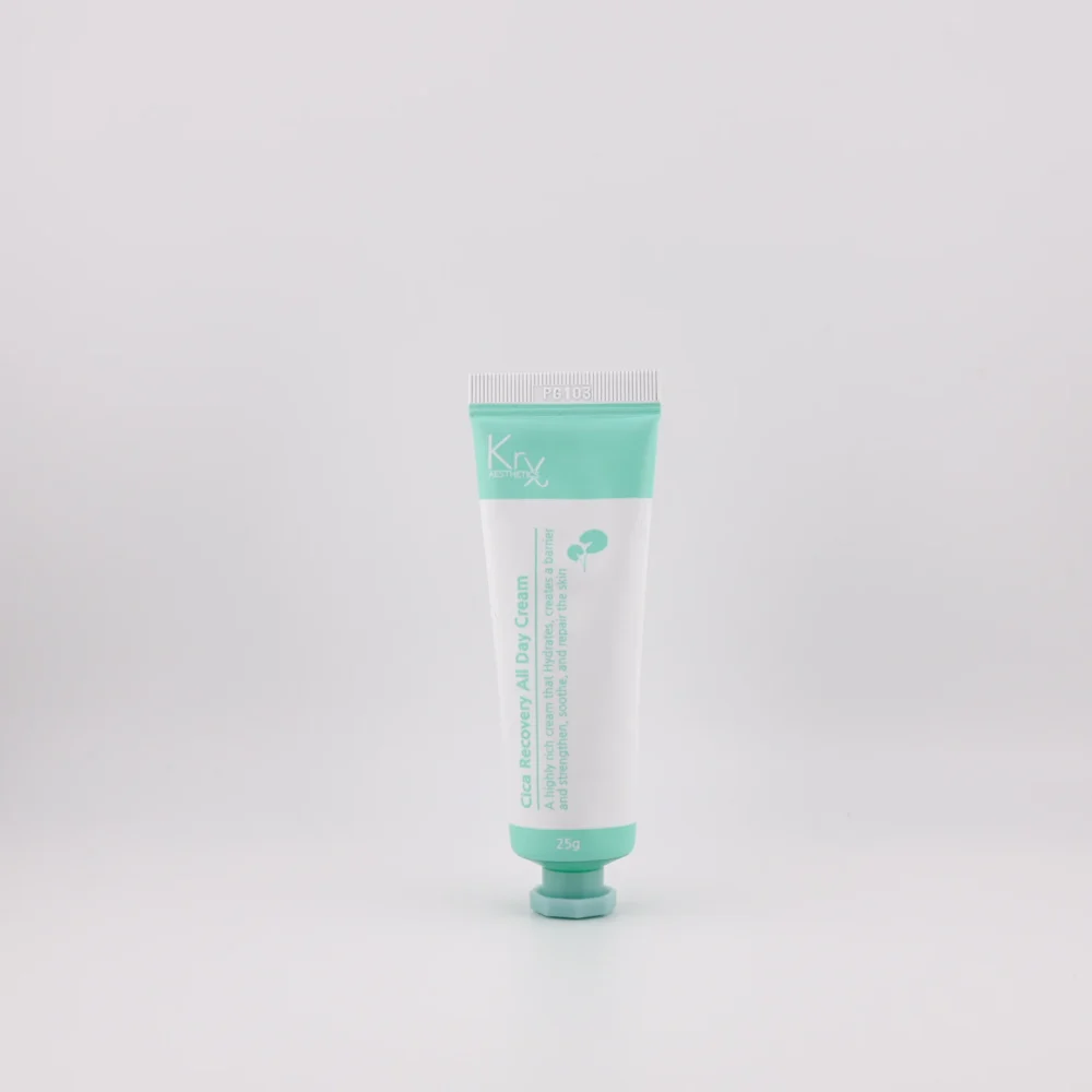 Cica Recovery All Day Cream von KrX Aesthetics in weiß-grüner Tube vor weißem Hintergrund