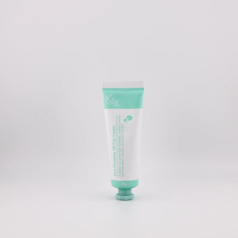 Cica Recovery All Day Cream von KrX Aesthetics in weiß-grüner Tube vor weißem Hintergrund