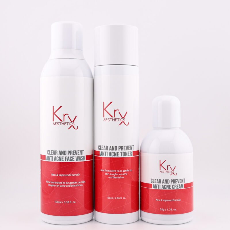 Drei Produkte der KrX Aesthetics Anti-Akne-Serie: Face Wash, Toner und Cream