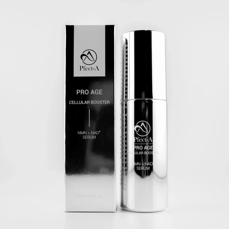 Pféct-A Pro Age Cellular Booster – silberne Hochglanzverpackung mit glänzendem Pumpspender und Umverpackung, auf hellem Hintergrund fotografiert.