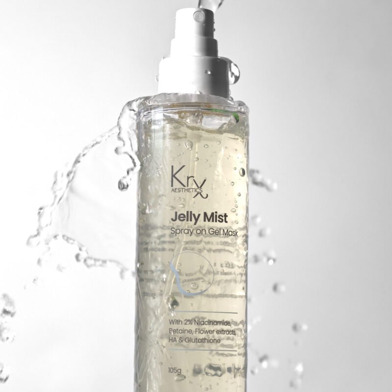 Flasche KrX Jelly Mist Spray-On Gel Mask – stehend auf Eisblock, mit Wasser umgeben, klarer Gel-Inhalt