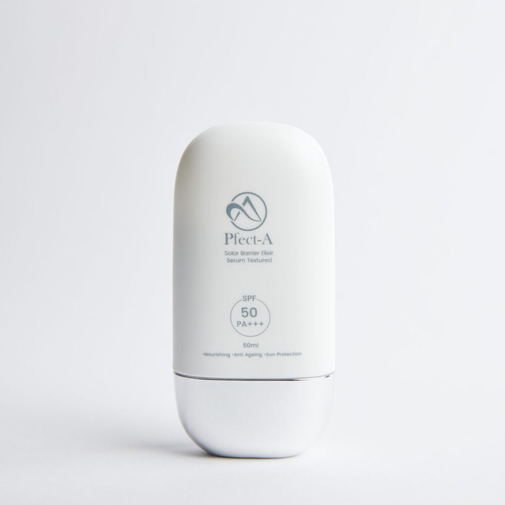 Pféct-A Solar Barrier Elixir SPF 50 – eleganter, weißer Flakon mit minimalistischer Aufschrift auf hellem Hintergrund.