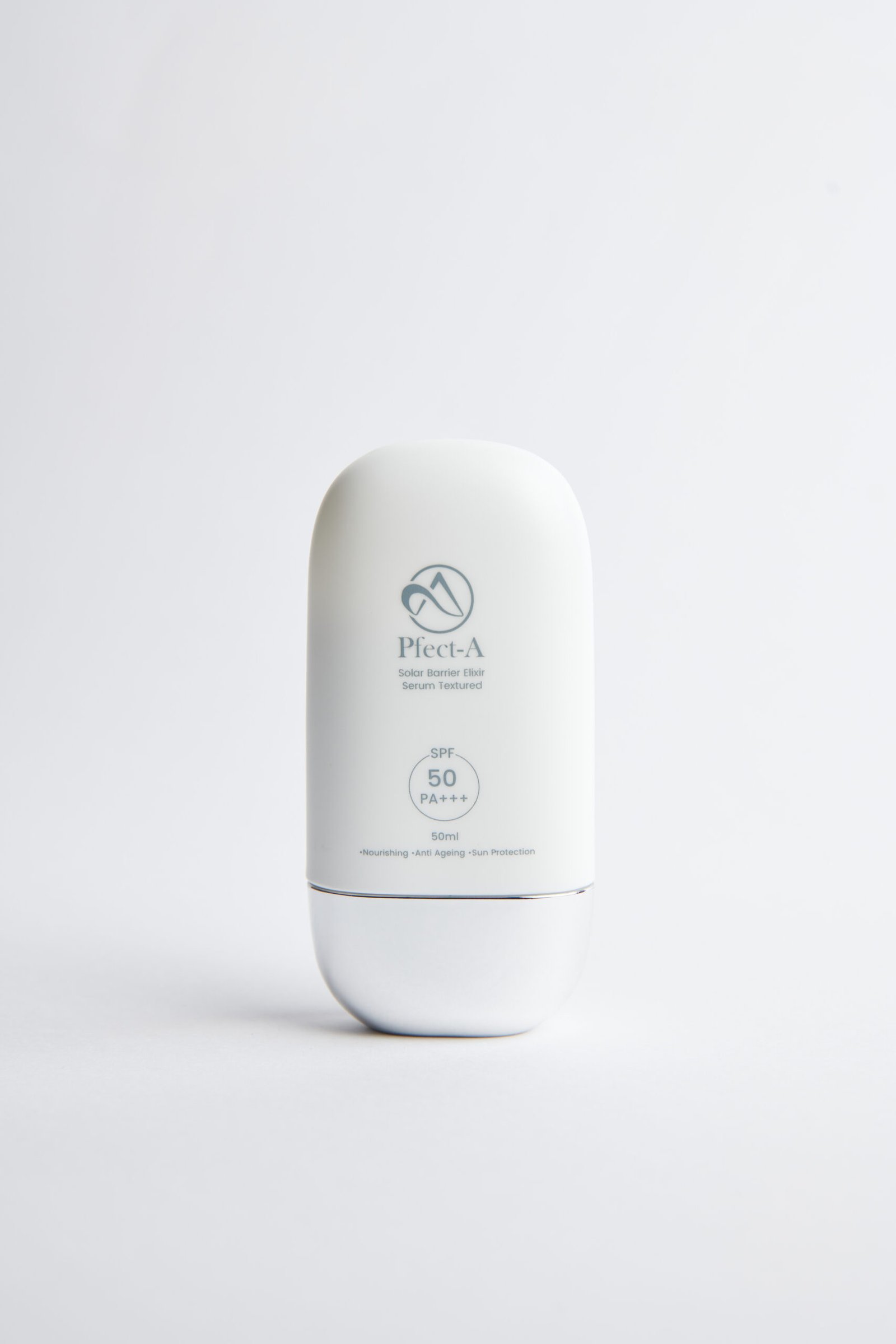 Pféct-A Solar Barrier Elixir SPF 50 – eleganter, weißer Flakon mit minimalistischer Aufschrift auf hellem Hintergrund.