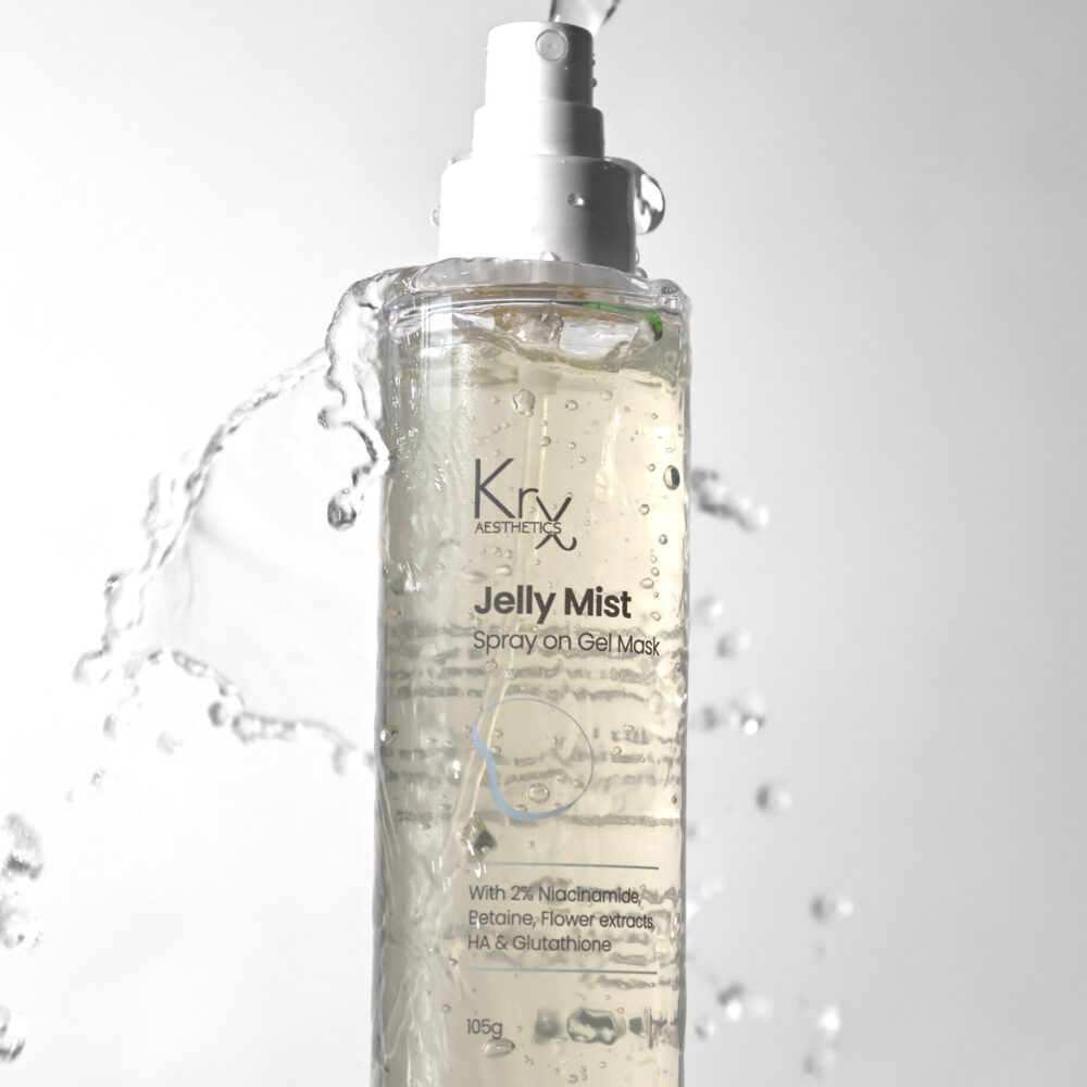 Flasche KrX Jelly Mist Spray-On Gel Mask – stehend auf Eisblock, mit Wasser umgeben, klarer Gel-Inhalt