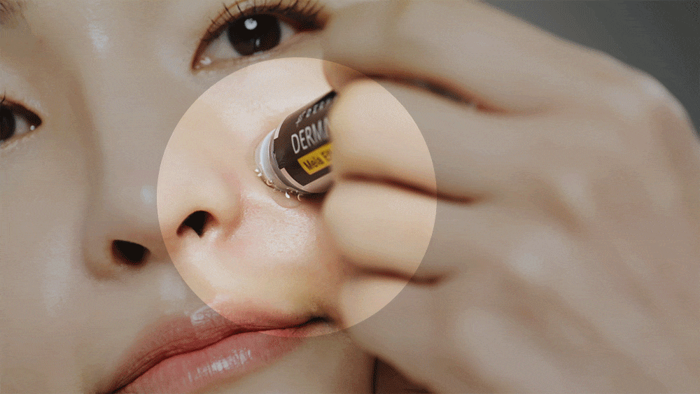 Anwendung einer Dermathod EZ JET Ampulle auf der Gesichtshaut – professionelle Hautpflegebehandlung für zu Hause