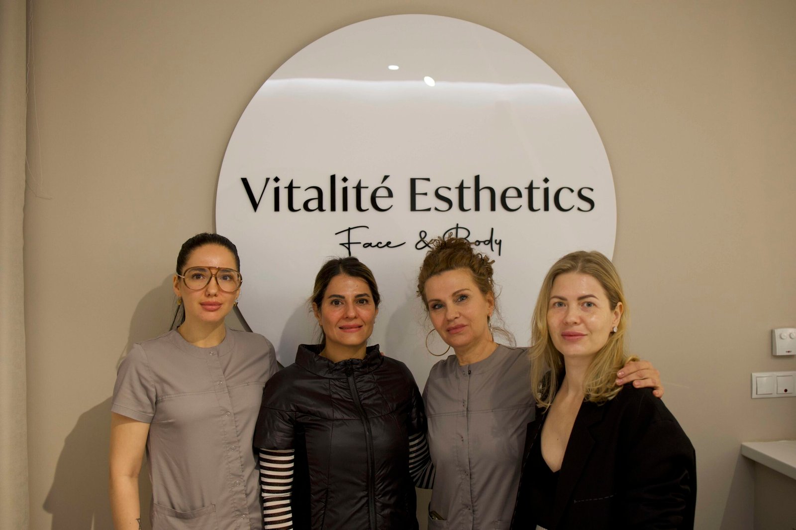 Kosmetik Wien 1010 bei V-Esthetics – Dermathod Hautpflege Beratung und Behandlung Team